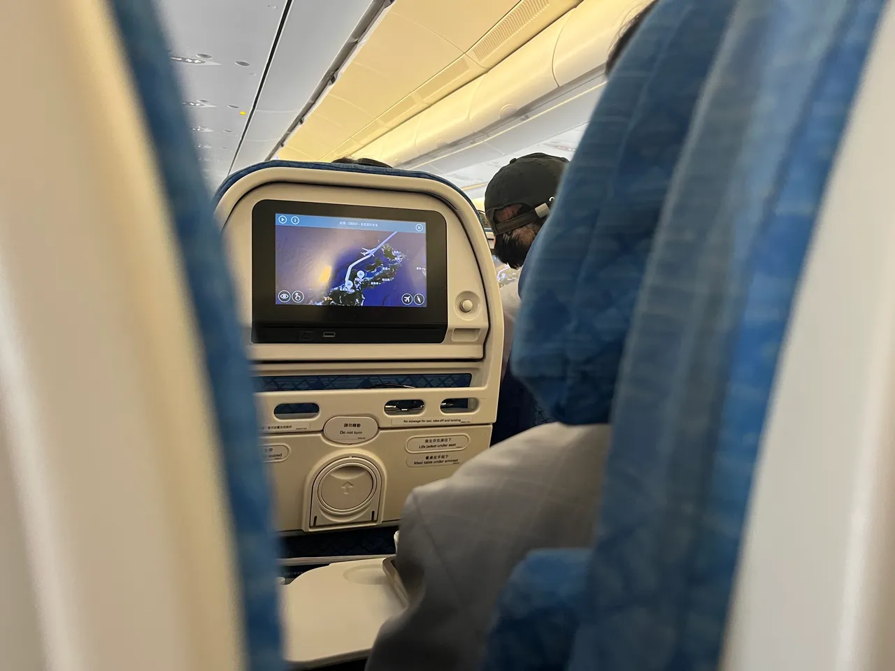 許多人搭機時喜歡盯著飛行地圖，此非當事畫面。江宜潔攝