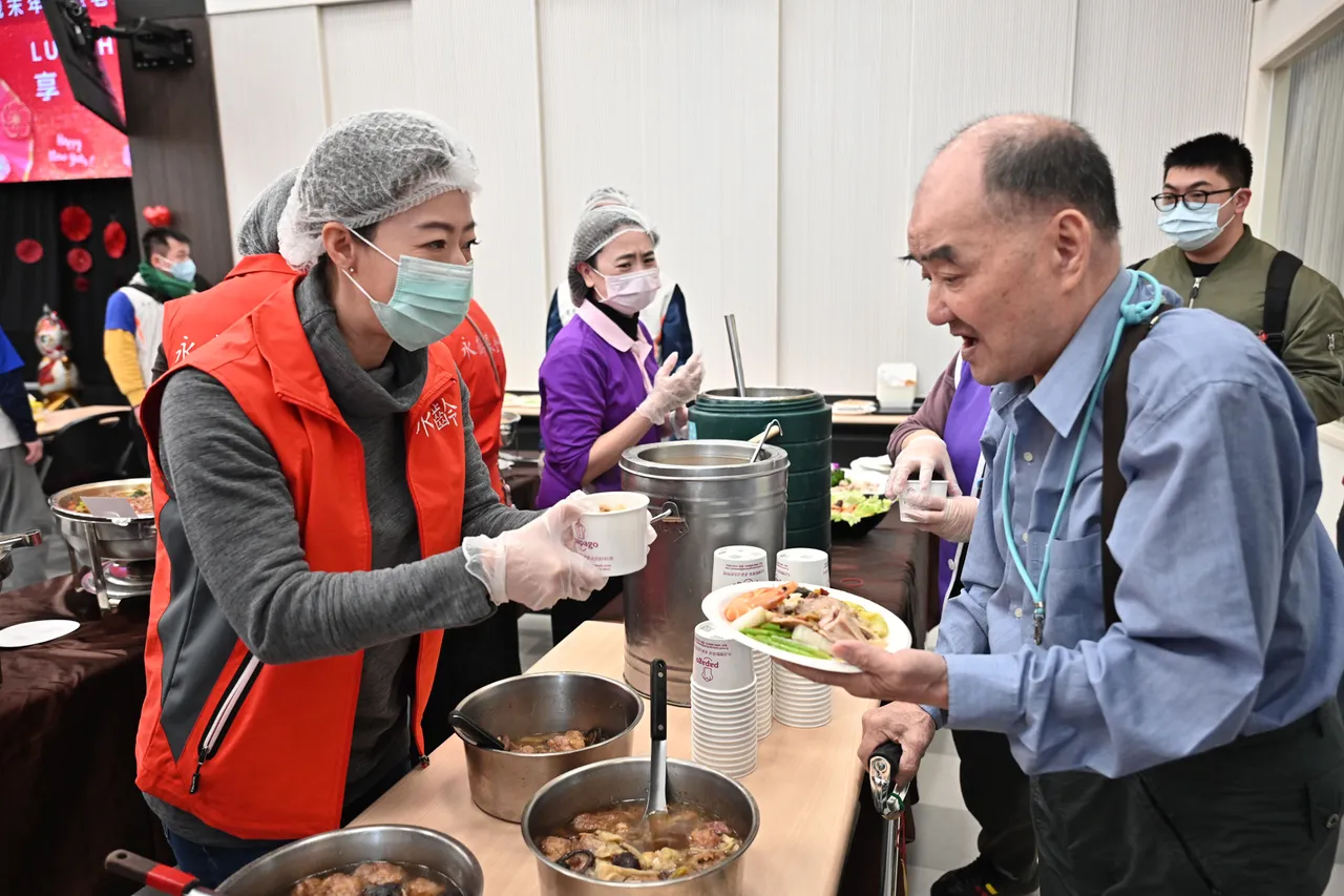 郭曉玲準備年節限定「御品養生佛跳牆」，讓長輩提前感受團圓年味。永齡基金會提供