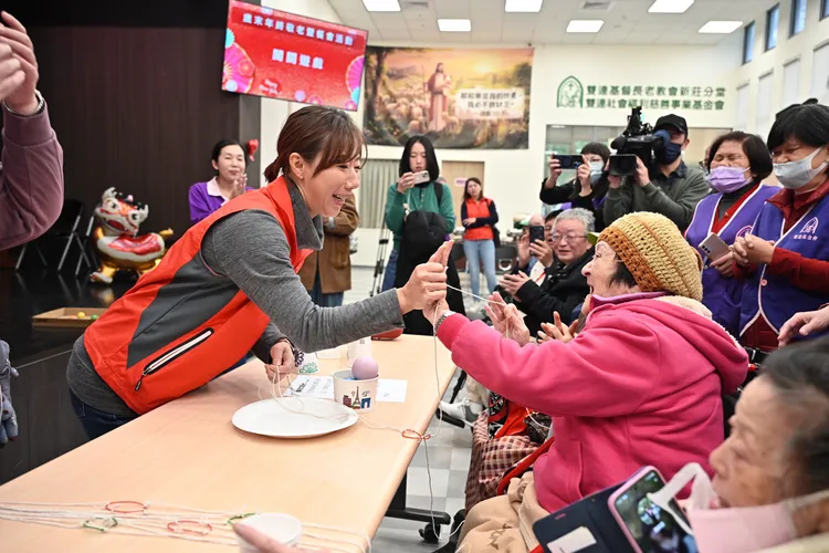 郭曉玲關心長輩用餐情形，現場氣氛熱絡。永齡基金會提供