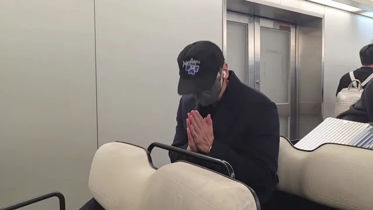 Rain雙手合十感謝媒體拍攝。桃園國際機場記者聯誼會提供