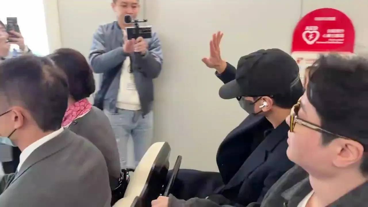 Rain面面俱到，離去前對著媒體鏡頭大方揮手道別。桃園國際機場記者聯誼會提供