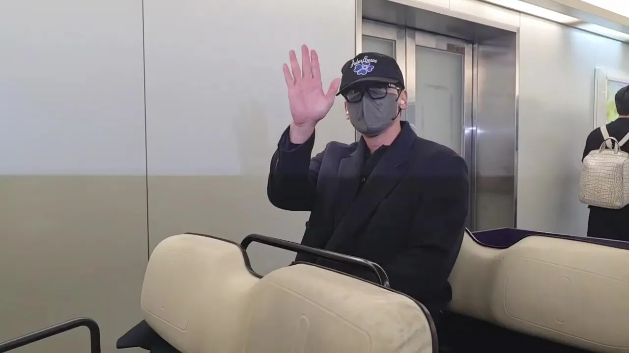 Rain親切揮手致意。桃園國際機場記者聯誼會提供