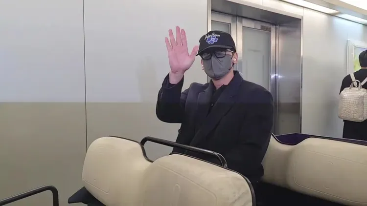 Rain親切揮手致意。桃園國際機場記者聯誼會提供