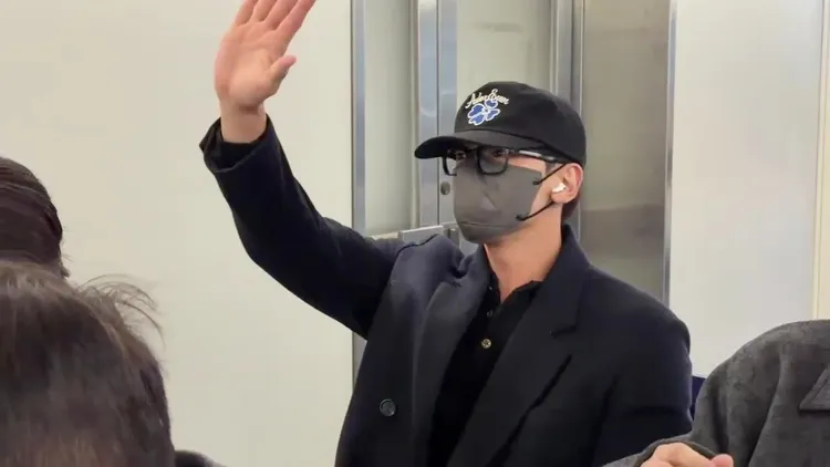 Rain不忘向遠方的鏡頭揮手問好。桃園國際機場記者聯誼會提供