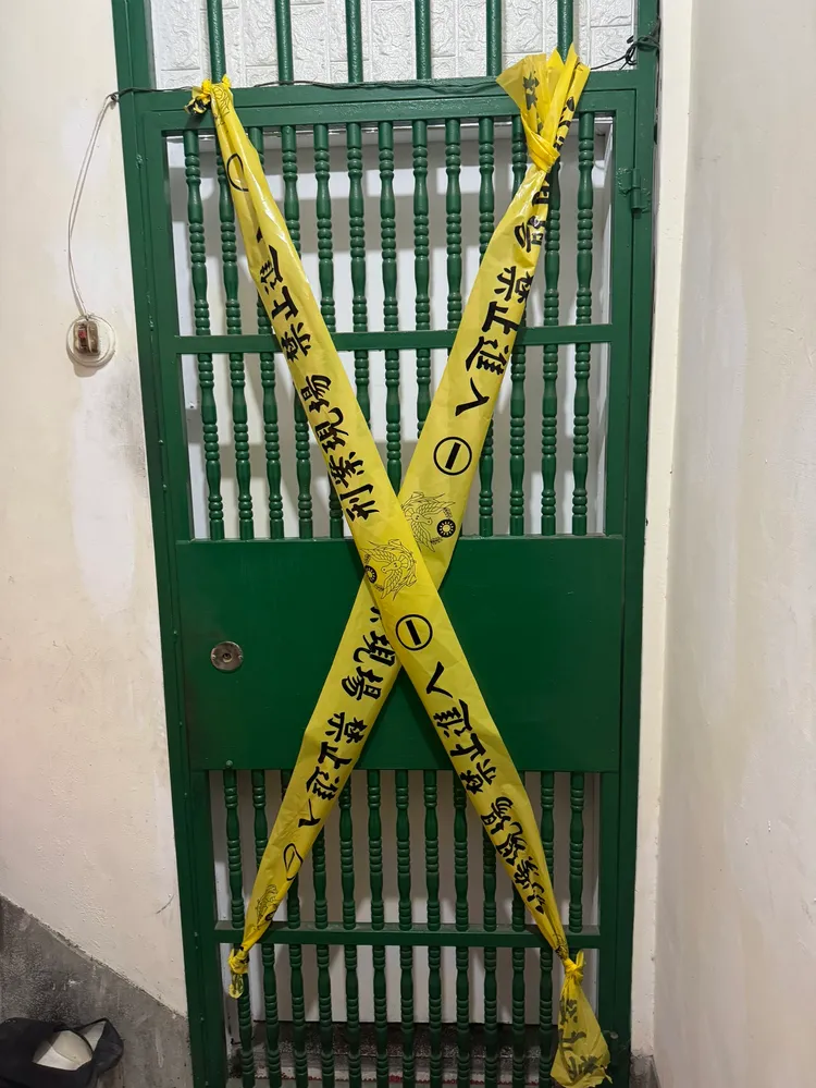 鄰居昨晚似乎有聽到老夫妻哀號聲，而死者雙手多處刀傷，可見死前奮力抵抗。翻攝畫面