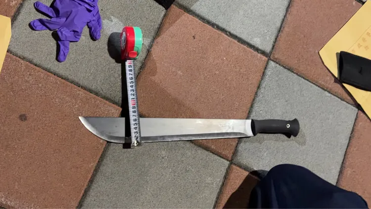 警方在凶嫌逃逸的機車座椅中查扣一把開山刀，疑似就是他殘害雙親的兇刀。翻攝畫面