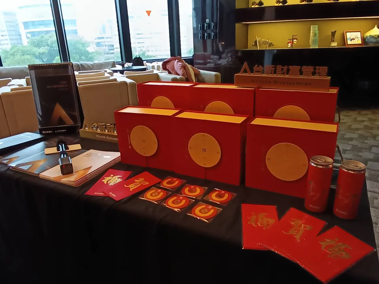 台新銀行「馬年紅包袋」結合書法與馬年意象的「福」與「賀」，寓意納福聚財、祝賀資金流動順暢。許麗珍攝