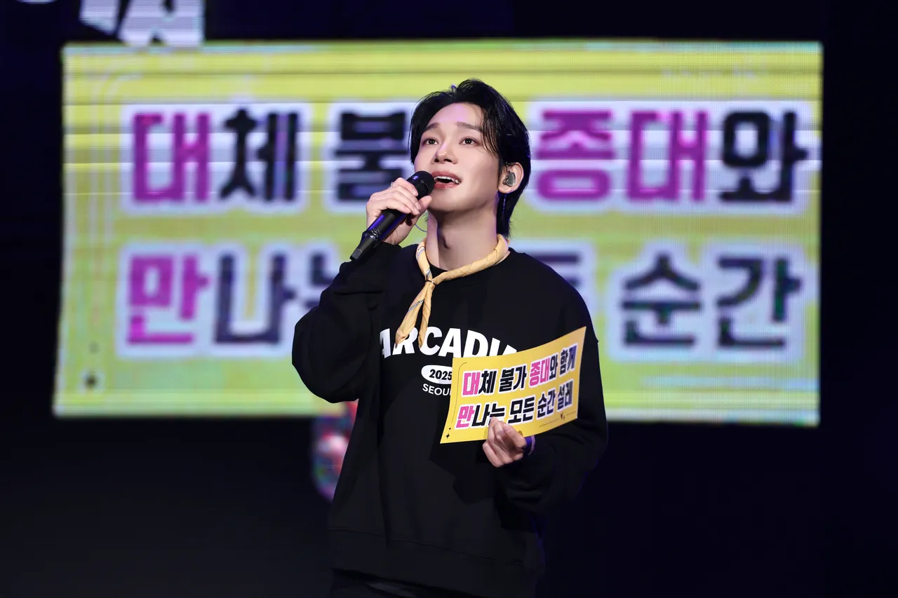 CHEN拿起手幅，夸赞台粉唱功100分。INB100提供