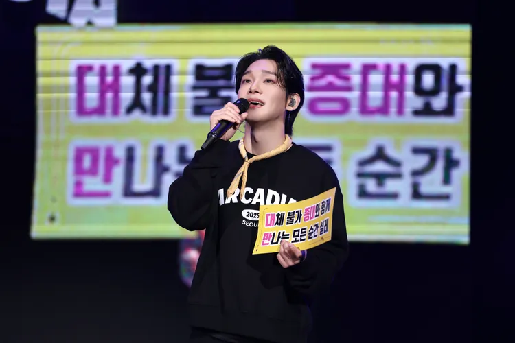 CHEN拿起手幅，誇讚台粉唱功100分。INB100提供