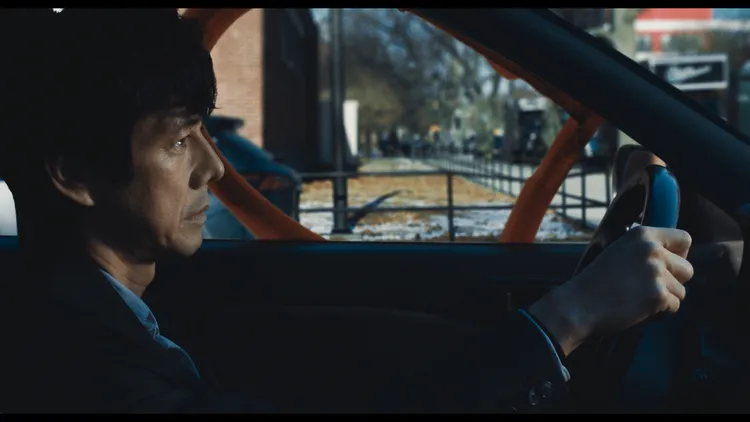西島秀俊新作《最親愛的陌生人》有大量駕車戲碼，再度喚起觀眾對他《在車上》中留下的深刻印象。甲上提供