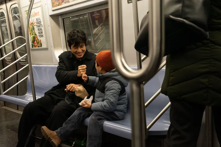 西島秀俊在片中帶著兒子到學校上班，沒想到兒子竟離奇失蹤。甲上提供