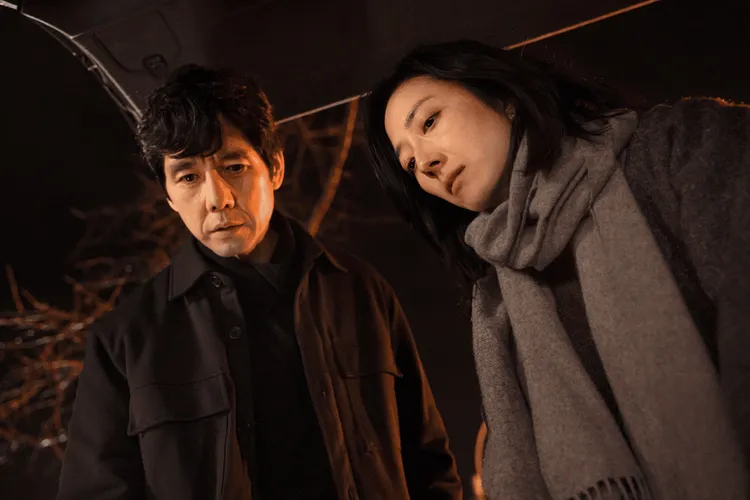 電影《最親愛的陌生人》描述西島秀俊（左）與桂綸鎂飾演的夫妻，在長年壓抑與失衡中逐漸崩解。甲上提供