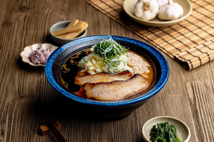 究極黑麻油蒜拉麵，260元。業者提供