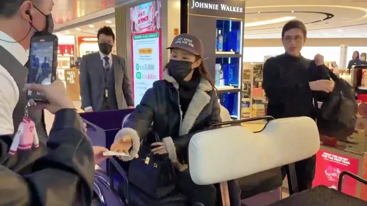 俞利親切收下粉絲的信。桃園國際機場記者聯誼會提供