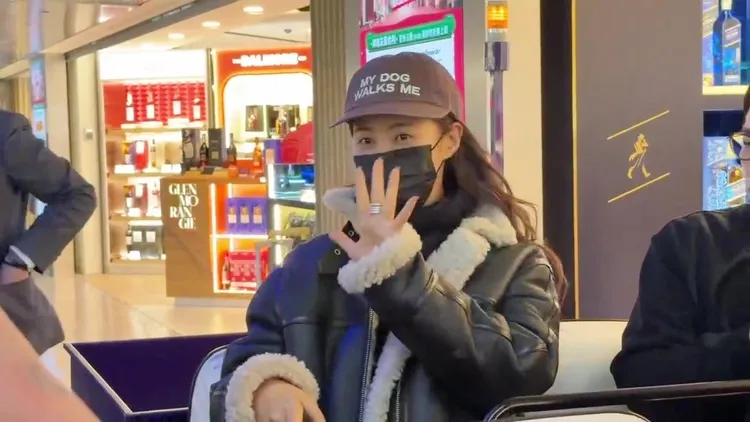 俞利明晚在Zepp New Taipei舉行見面會，今天抵台揮手問好。桃園國際機場記者聯誼會提供