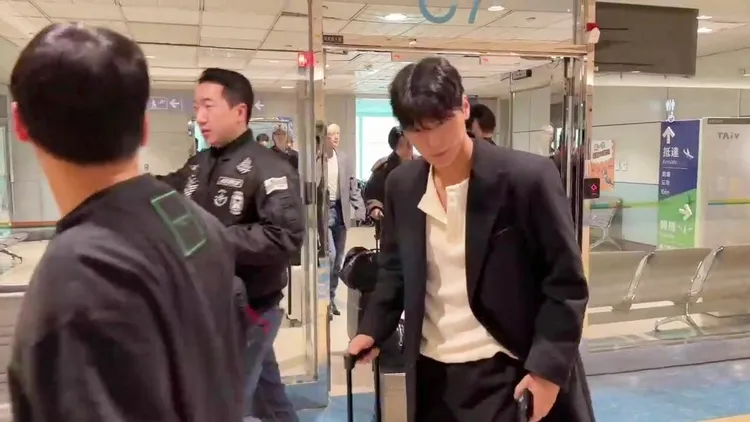 崔傘向媒體鏡頭點頭示意。桃園國際機場記者聯誼會提供