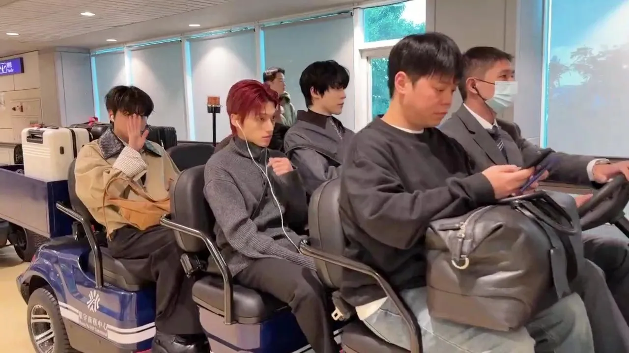 星化（左）离去时对镜头挥手道别。桃园国际机场记者联谊会提供