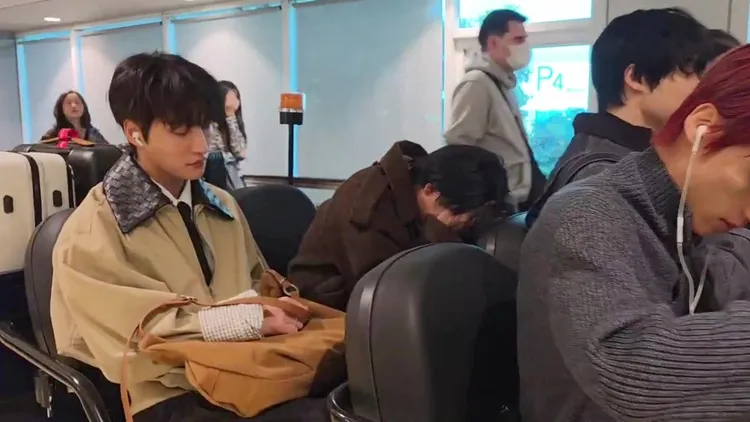 ATEEZ隊長弘中（後排右）似乎狀態不佳，坐上高爾夫球車一直低頭。桃園國際機場記者聯誼會提供