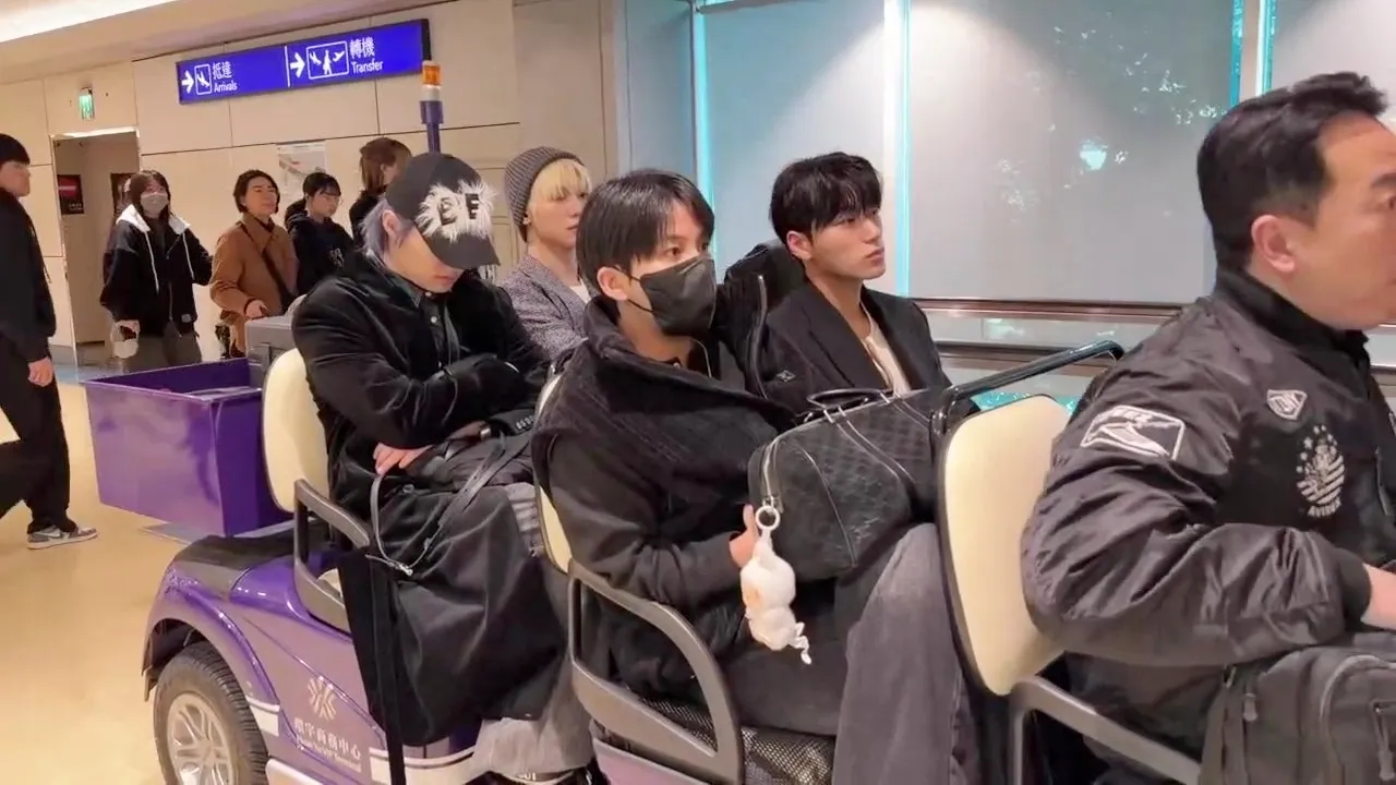 崔伞（前排右）、钟浩、吕尚（后排右）、旼琦坐一车。桃园国际机场记者联谊会提供