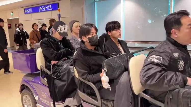 崔傘（前排右）、鍾浩、呂尚（後排右）、旼琦坐一車。桃園國際機場記者聯誼會提供