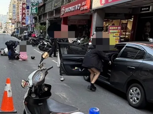 有片！短褲熟女臨停開車門「無咧看」　擊落機車害夫妻慘摔送醫