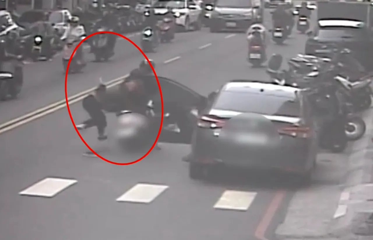 汽車車門打開後，雙載機車已閃避不及撞上，騎士與乘客重摔翻滾。翻攝畫面