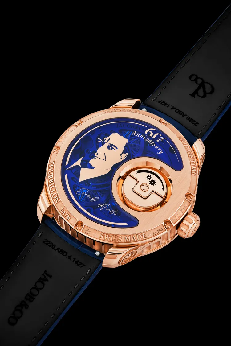 錶背鐫刻有品牌創辦人Jacob Arabo的肖像與簽名。品牌提供