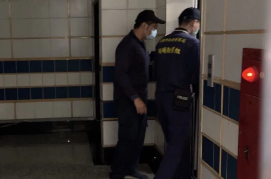 夫婦慘遭鄰居砍殺身亡，警方前往採證。翻攝畫面 資照