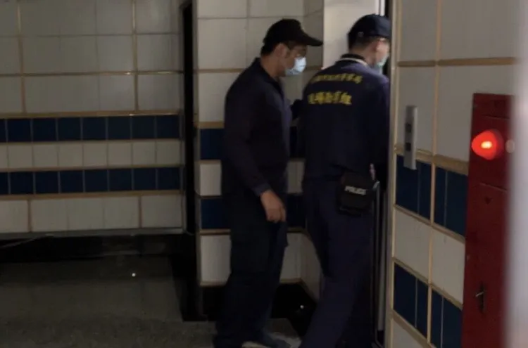 夫婦慘遭鄰居砍殺身亡，警方前往採證。翻攝畫面 資照