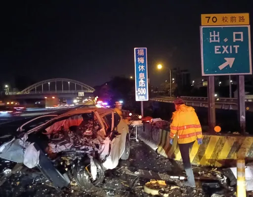 五杨高架杨梅路段小客车自撞匝道分隔岛　31岁男驾驶送医不治