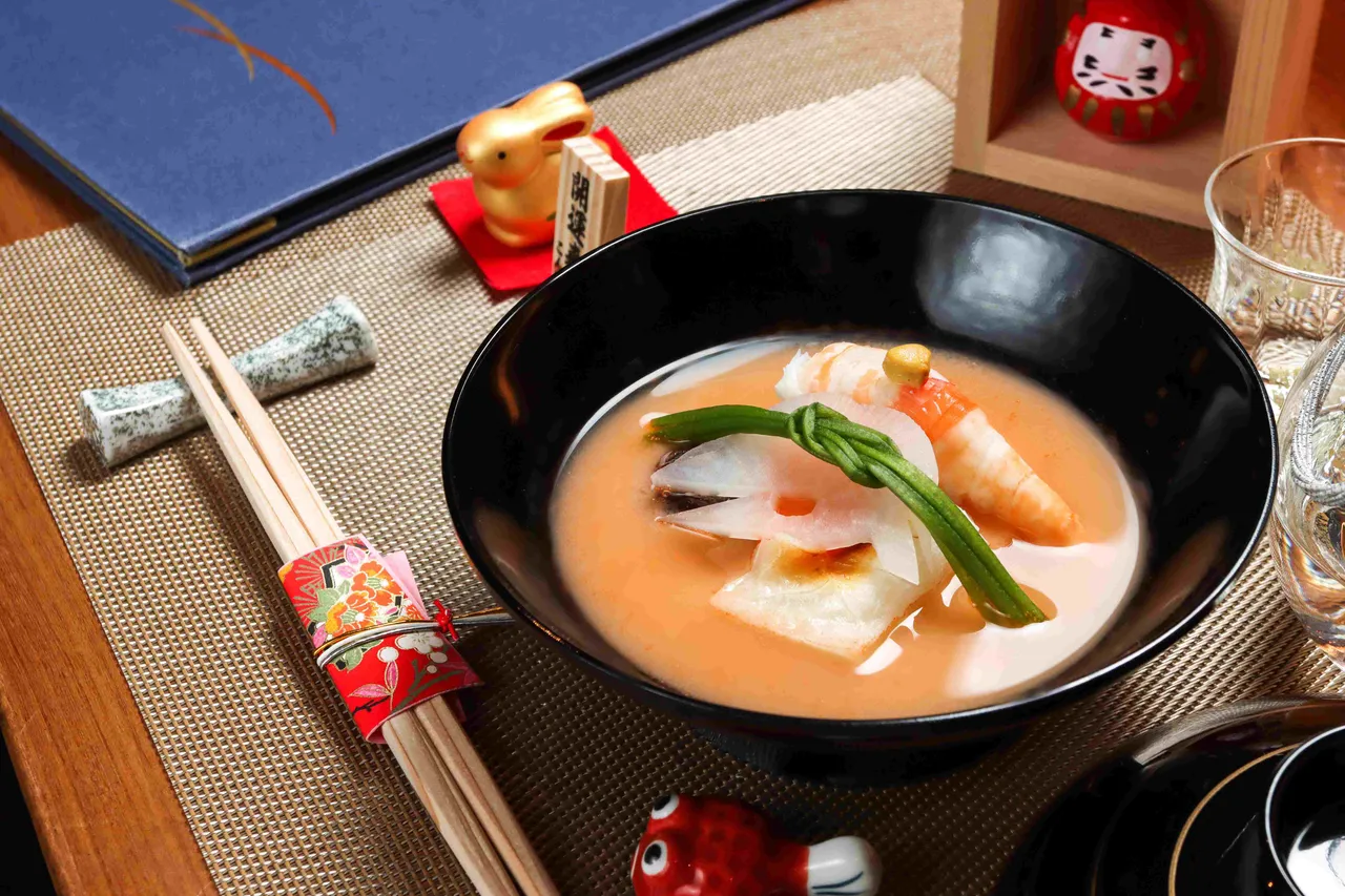 WA-RA 日式餐廳提供精緻多人套餐，以藁燒牛排與當季料理呈現細膩日式風味，溫暖小家庭的春節團圓時光。業者提供