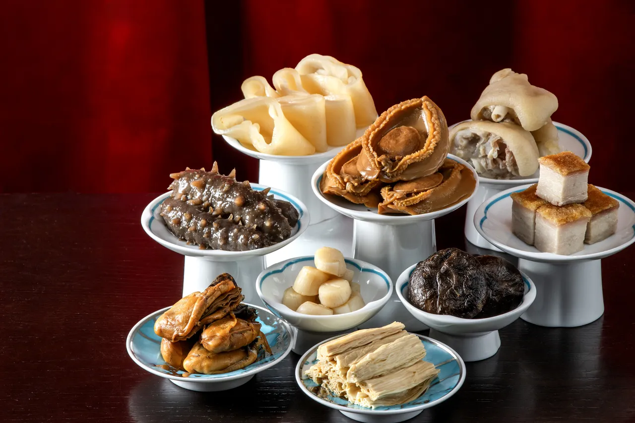 湛露中餐廳春節限定「馬韻盈門盆菜」，層層堆疊鮑魚、花膠、鵝掌與干貝，象徵團圓滿溢，讓傳統年味在精緻桌菜中綻放。業者提供