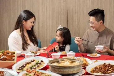 湛露中餐廳春節推出粵、滬、川經典桌菜，魚子醬烤乳豬、花旗參石斛花膠燉雞湯、櫻花蝦酸豆醬蒸龍虎斑等佳餚，細膩火候與精緻呈現，為傳統年味注入現代餐飲美學。業者提供