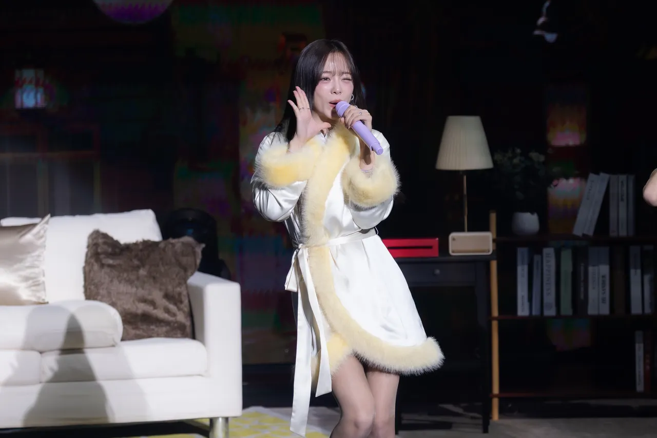 金世正穿著浴袍開場。讀者提供