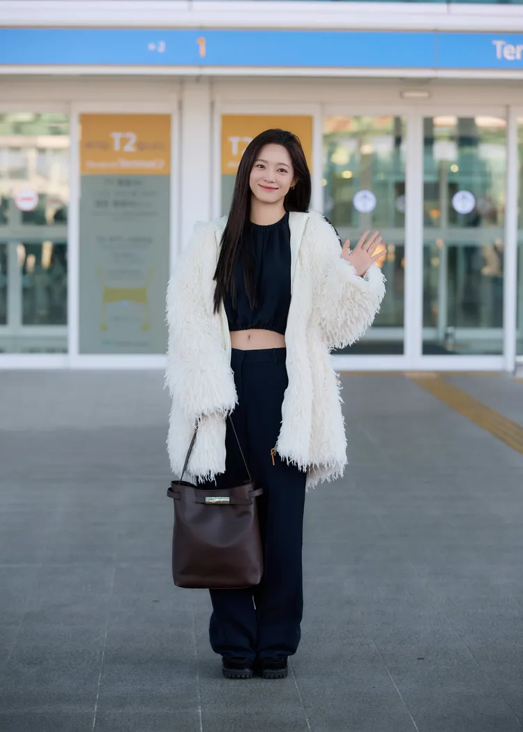 金世正以Longchamp皮草大衣搭配短版上衣，「外暖內辣」的造型很搶眼。品牌提供