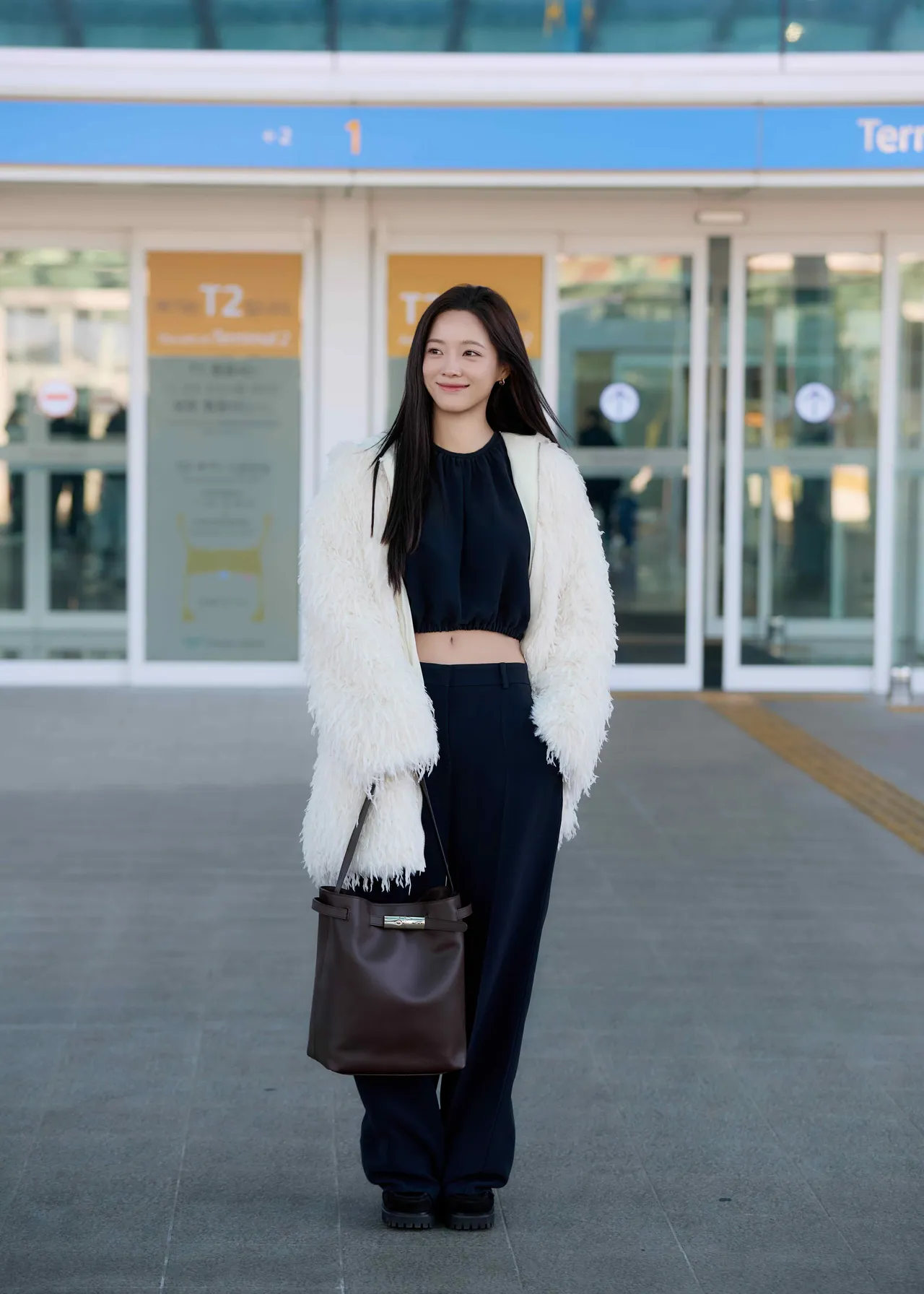 金世正在寒冬之中依然露出一截蠻腰。品牌提供