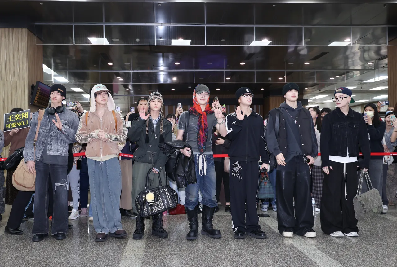 JO（左起）、FUMA、HARUA、NICHOLAS（王奕翔）、TAKI、MAKI、YUMA昨天抵達機場，吸引大批粉絲接機。莊宗達攝