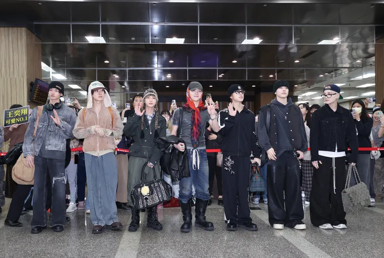 JO（左起）、FUMA、HARUA、NICHOLAS（王奕翔）、TAKI、MAKI、YUMA昨天抵達機場，吸引大批粉絲接機。莊宗達攝