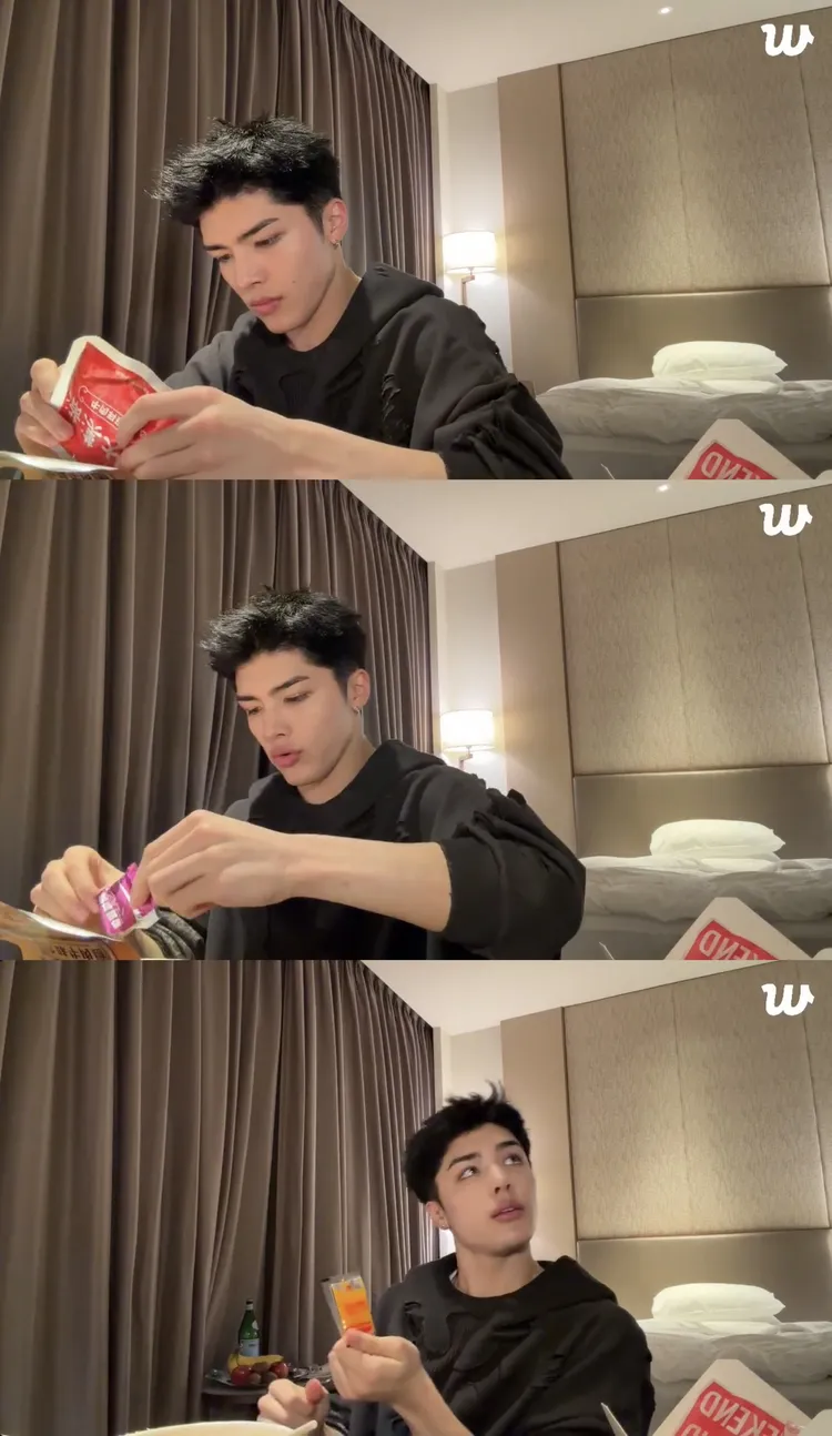 MAKI直播滿漢大餐，但順序顛倒，先加牛肉料理包，再放調味粉、辣油，讓台粉直呼「不行」，笑喊「呼叫王奕翔」。翻攝Weverse