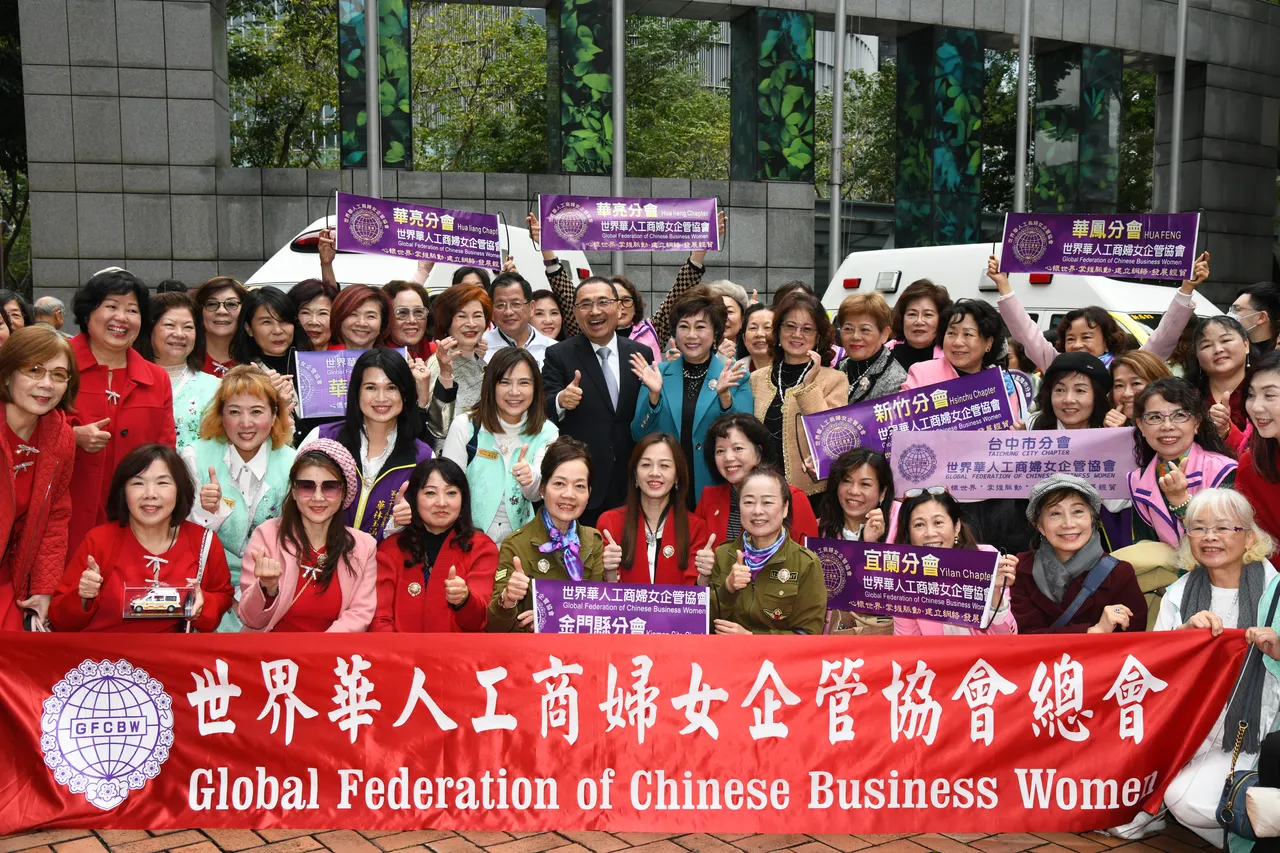 市長侯友宜與捐贈單位世界華人及啓玉基金會人員於救護車前合影。翻攝畫面