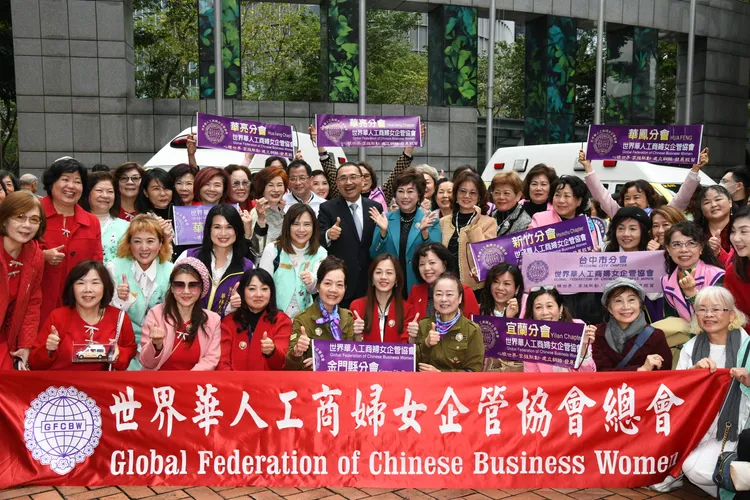 市長侯友宜與捐贈單位世界華人及啓玉基金會人員於救護車前合影。翻攝畫面