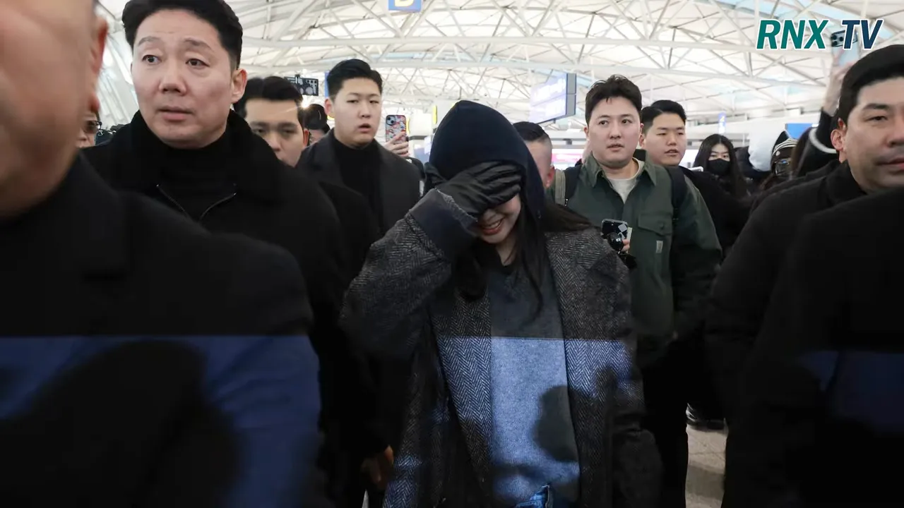 Jennie摀住脸，笑容藏不住。翻摄YouTube