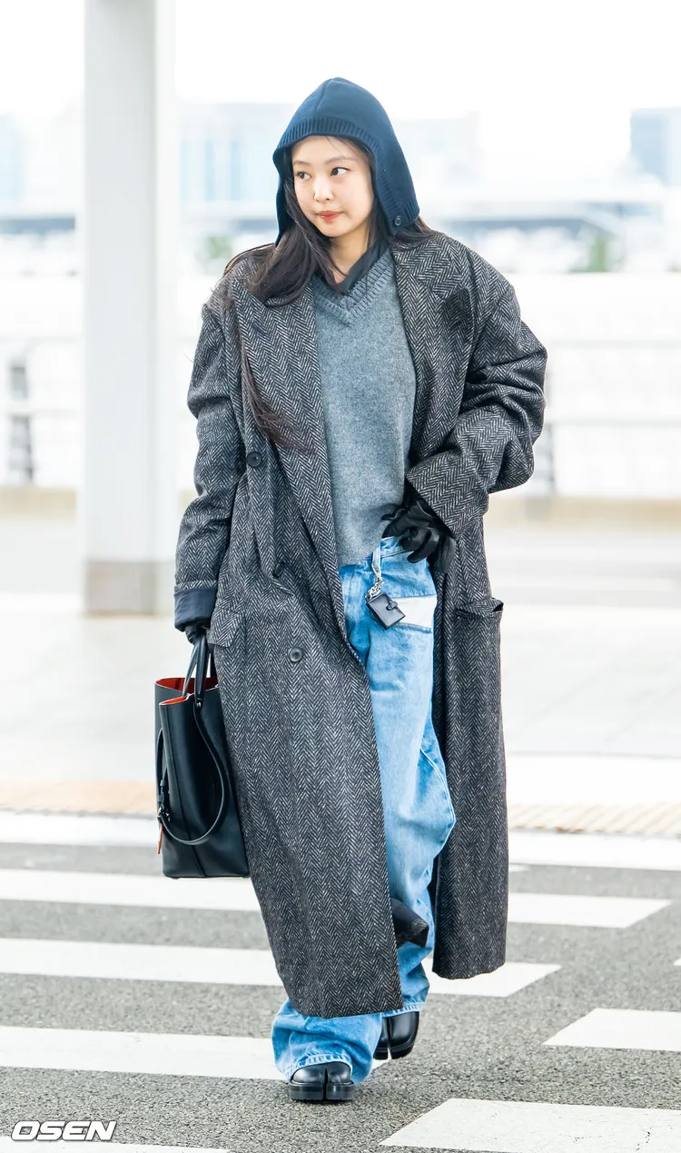 Jennie穿長大衣來台。翻攝OSEN