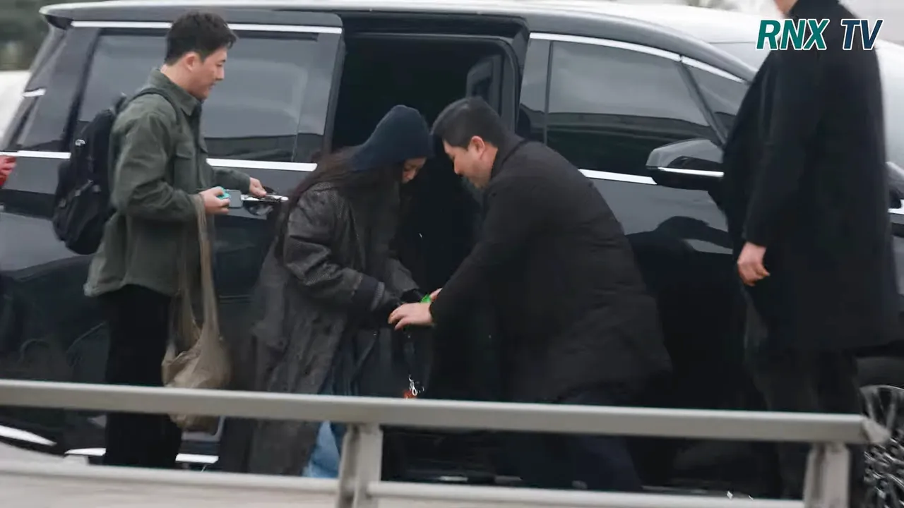 Jennie走下保母车，疑似湿纸巾的绿色包装掉出来，跟保镳同步蹲下捡。翻摄YouTube