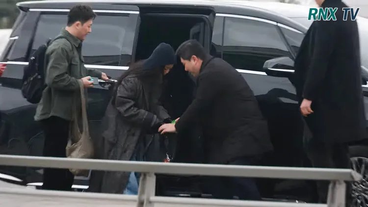 Jennie走下保母車，疑似濕紙巾的綠色包裝掉出來，跟保鑣同步蹲下撿。翻攝YouTube