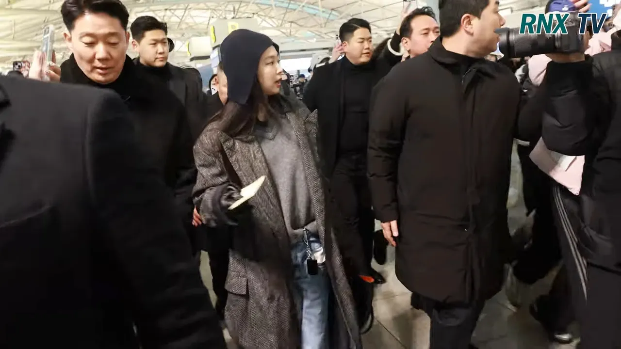 Jennie亲切收下粉丝的信。翻摄YouTube