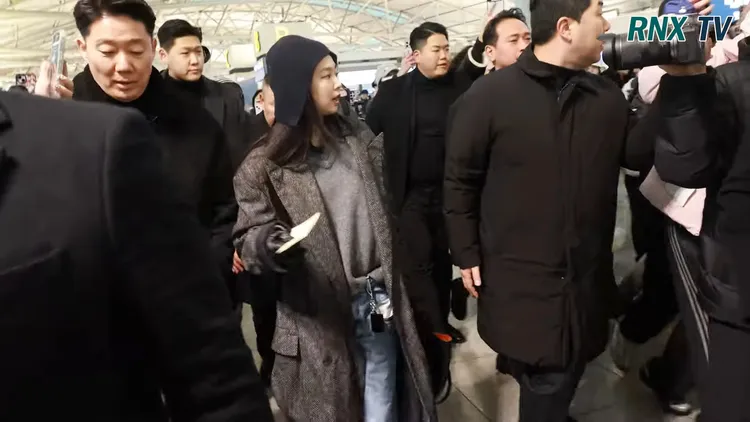 Jennie親切收下粉絲的信。翻攝YouTube