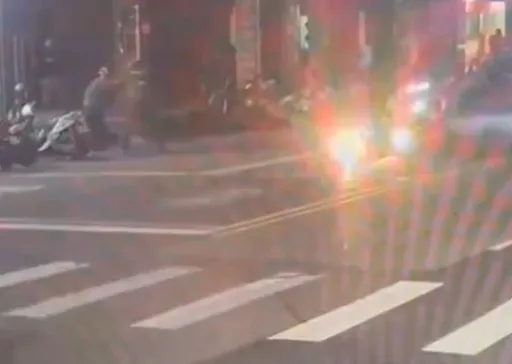 行車糾紛引爆衝突　騎士當街攔車持安全帽K頭