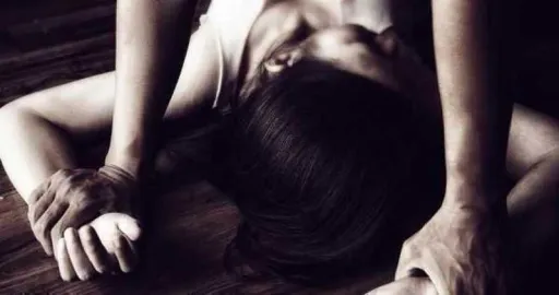 辦公室加班四下無人...色課長逼女同事口交指侵遭起訴　屏縣府調職記過