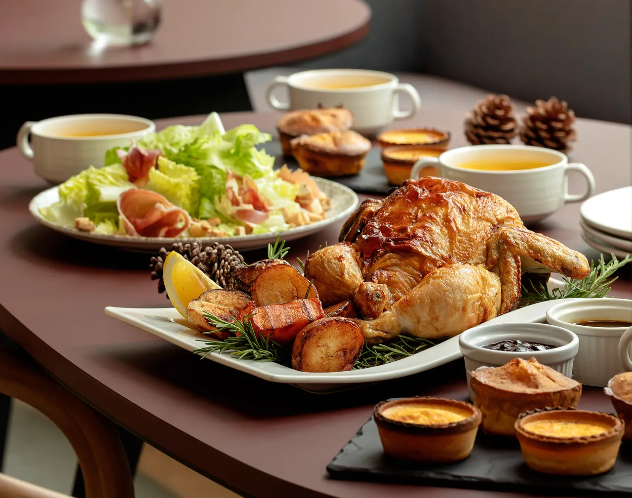 板石推出的「野蕈香料镶鸡」1080元，以香料腌制24小时后细火慢烤，金黄酥脆的外皮下，是香甜的弹嫩鸡肉，可搭配莓果酱或鸡肉酱汁享用，让外带年菜菜色耳目一新。国联大饭店提供